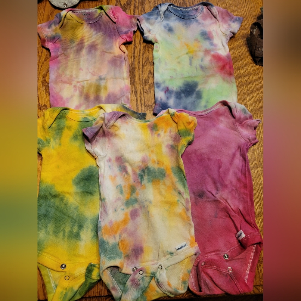 (4/$15) 5 pack Gerber tie dye onsies, 0-3 month
